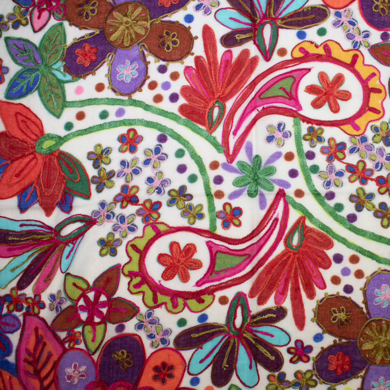 Schal aus Wolle von Kashmir Arts mit weißem Untergrund und fröhlicher Stickerei bunter Blüten und Blätter