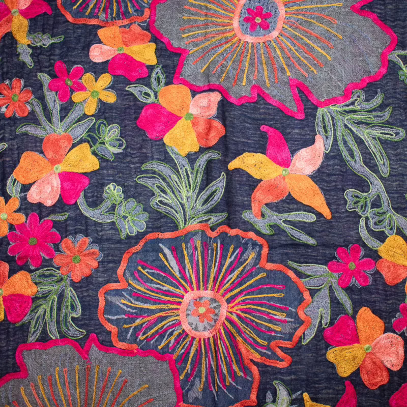 Schal aus Wolle von Kashmir Arts in Dunkelblau mit üppiger, farbenfroher Blumen-Stickerei in Pink, Orange und Grün