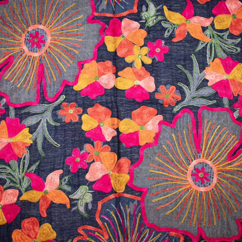Schal aus Wolle von Kashmir Arts in Dunkelblau mit üppiger, farbenfroher Blumen-Stickerei in Pink, Orange und Grün