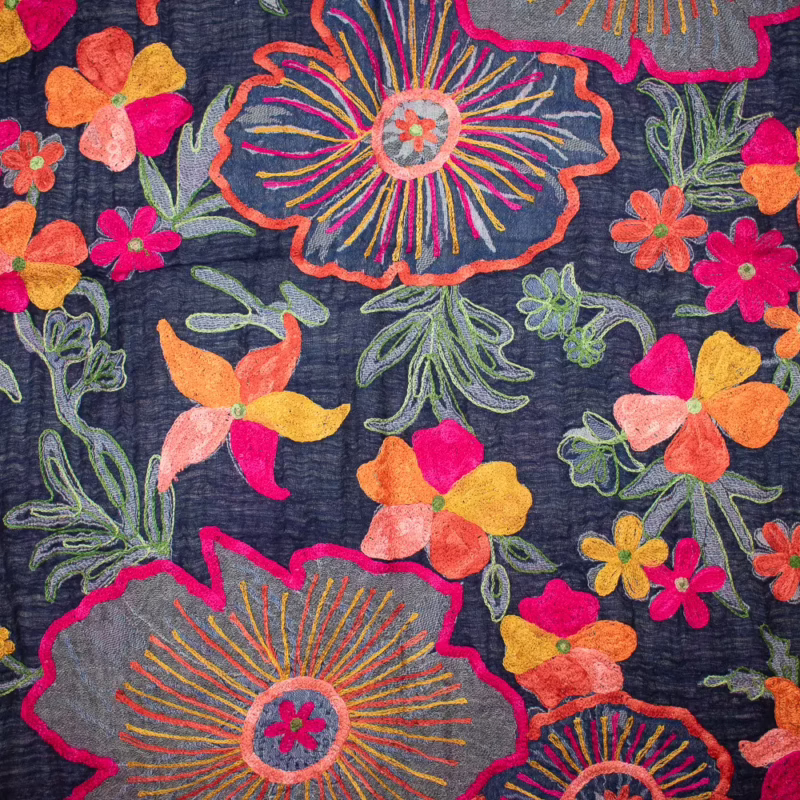 Schal aus Wolle von Kashmir Arts in Dunkelblau mit üppiger, farbenfroher Blumen-Stickerei in Pink, Orange und Grün