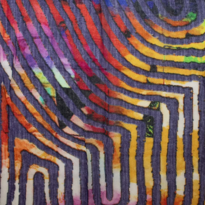 Schal aus 100 % Wolle von Salto mit farbenfrohem Linienmuster in Rot, Blau, Gelb und Violett