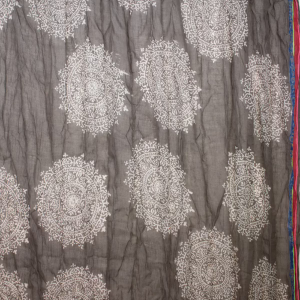 Sarah und Sally | Schal 100 % Baumwolle – Mandala-Design, Grau mit bunter Sticker – Bild 3