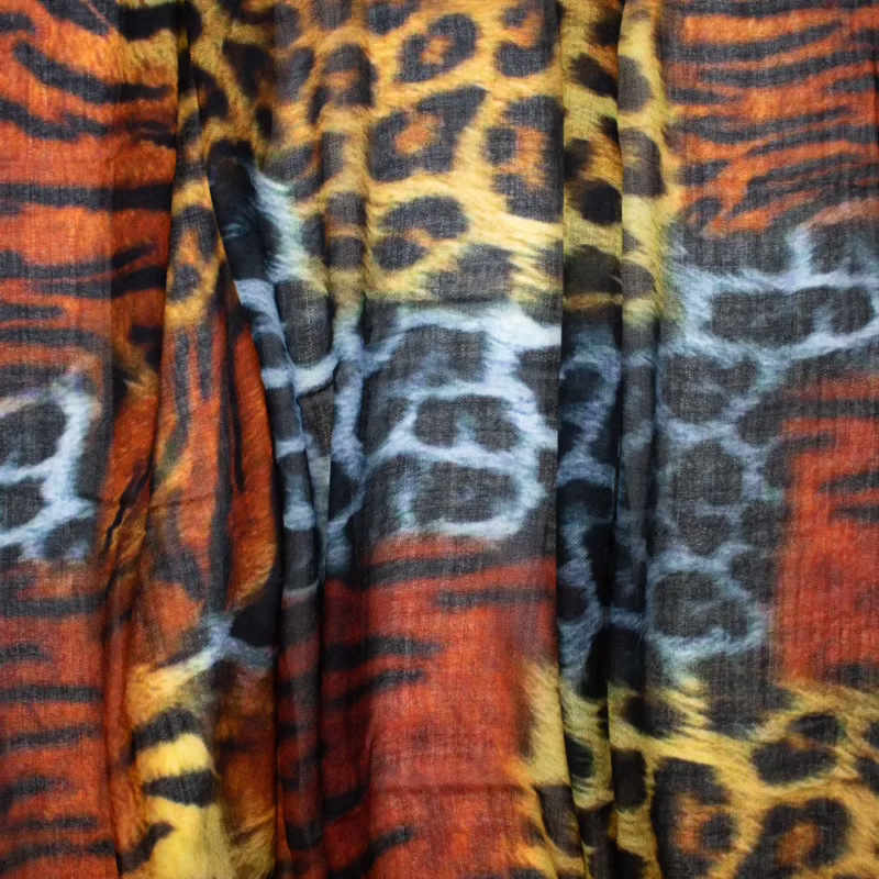 Schal aus 100 % Merinowolle von Salto mit Animalprint in warmen Rot-, Gelb- und Schwarztönen