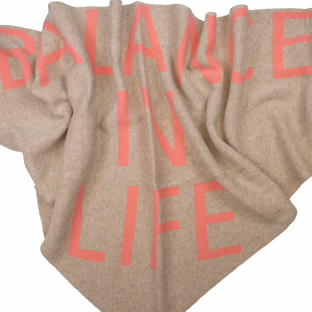 Dreiecksschal Sarah & Sally in Beige mit orangem Schriftzug Balance in Life, weicher Wollmix mit Kaschmir.