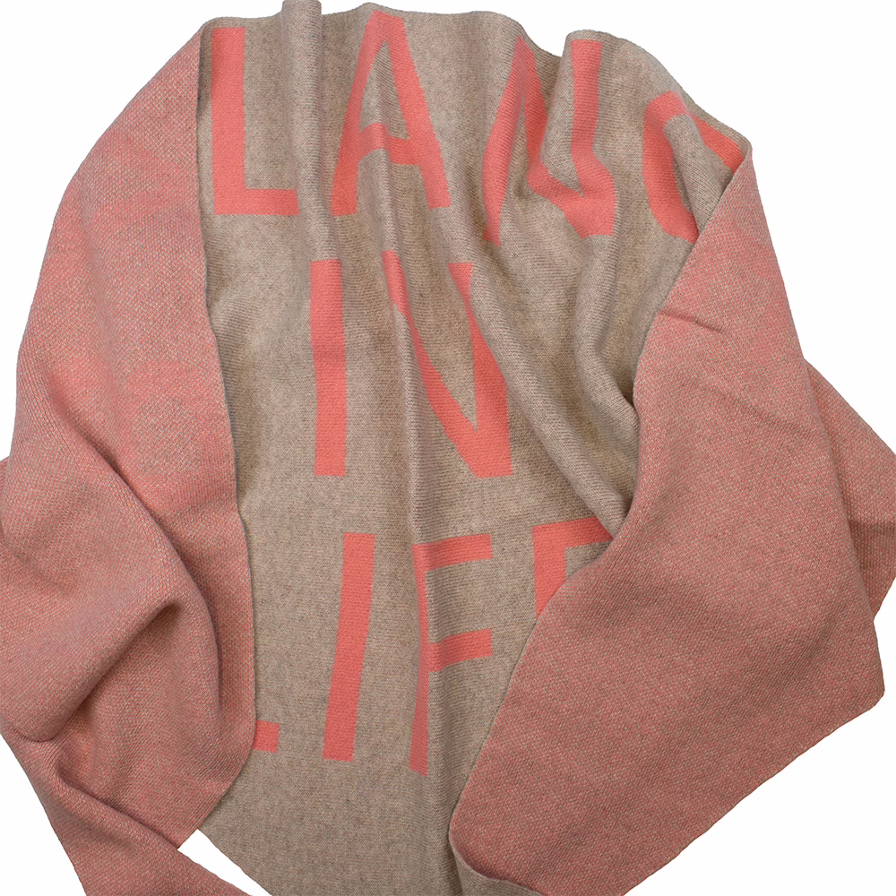 Dreiecksschal Sarah & Sally in Beige mit orangem Schriftzug Balance in Life, weicher Wollmix mit Kaschmir.