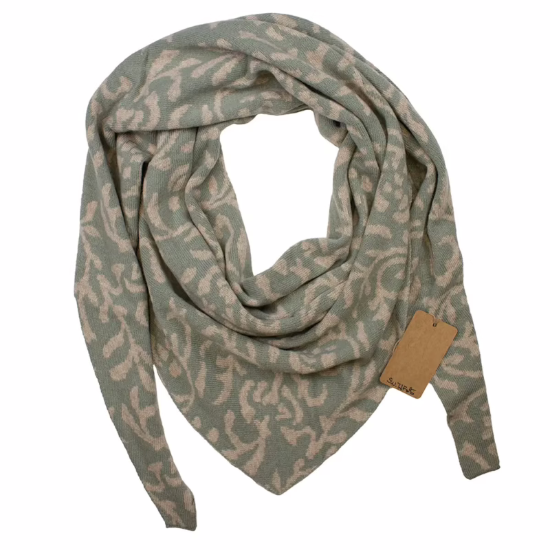 Dreiecksschal aus Wolle von Sarah & Sally in Salbei mit Jacquard-Muster, beidseitig tragbar