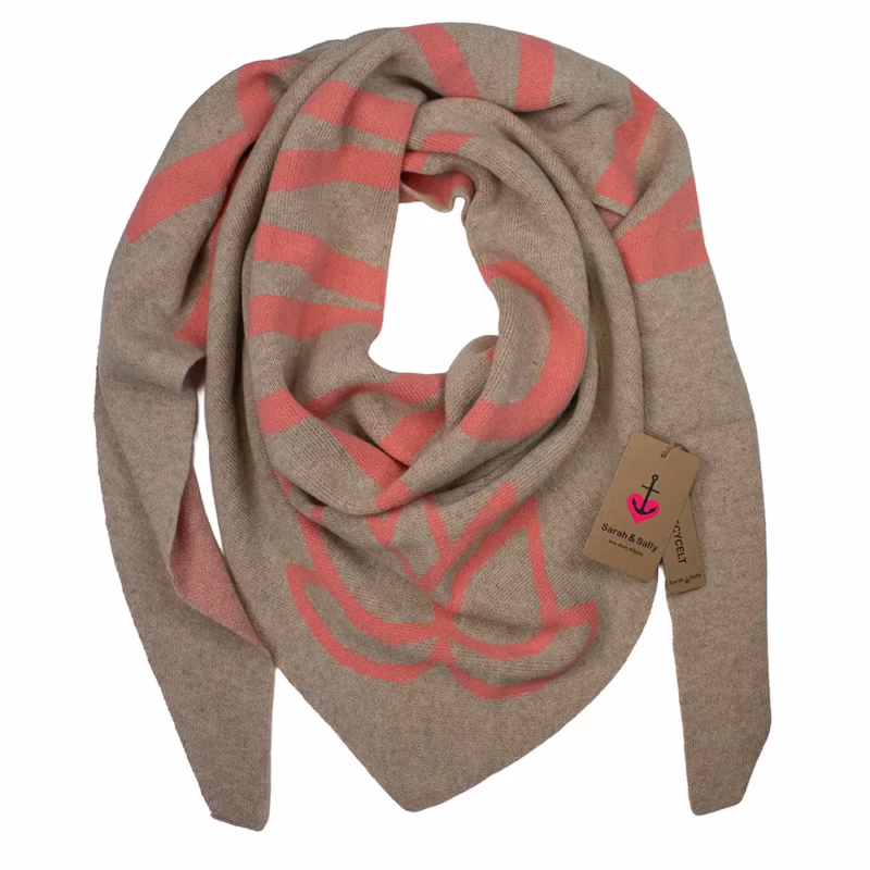 Dreiecksschal Sarah & Sally in Beige mit orangem Schriftzug Namaste, weicher Wollmix mit Kaschmir.