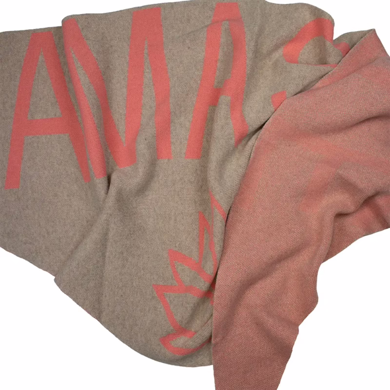 Dreiecksschal Sarah & Sally in Beige mit orangem Schriftzug Namaste, weicher Wollmix mit Kaschmir.