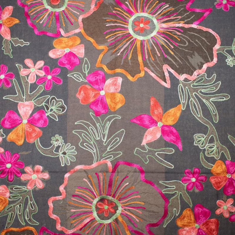 Schal aus Wolle von Kashmir Arts in Schokobraun mit üppiger, farbenfroher Blumen-Stickerei in Pink, Orange und Grün