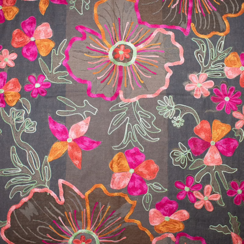 Schal aus Wolle von Kashmir Arts in Schokobraun mit üppiger, farbenfroher Blumen-Stickerei in Pink, Orange und Grün