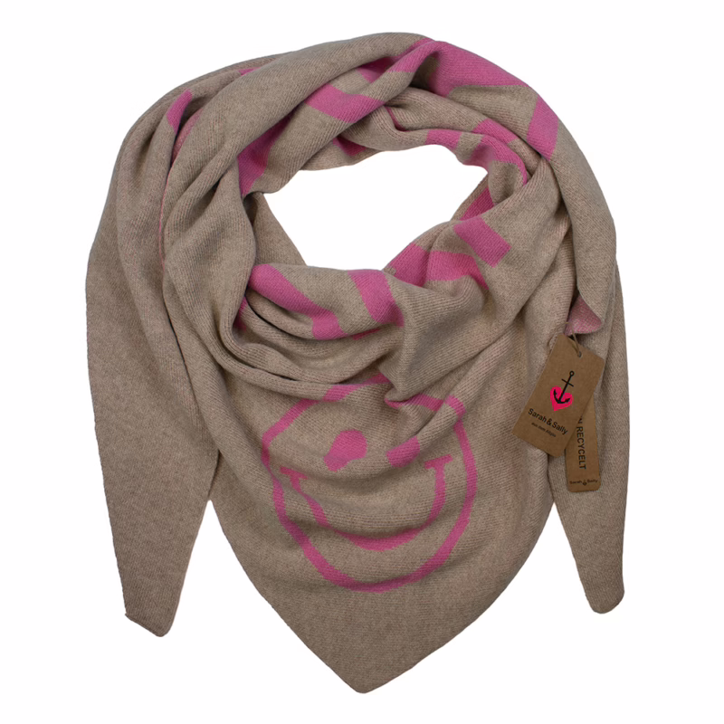 Dreiecksschal Sarah & Sally in Taupe mit pinkem Schriftzug BE Happy, weicher Wollmix mit Kaschmir.