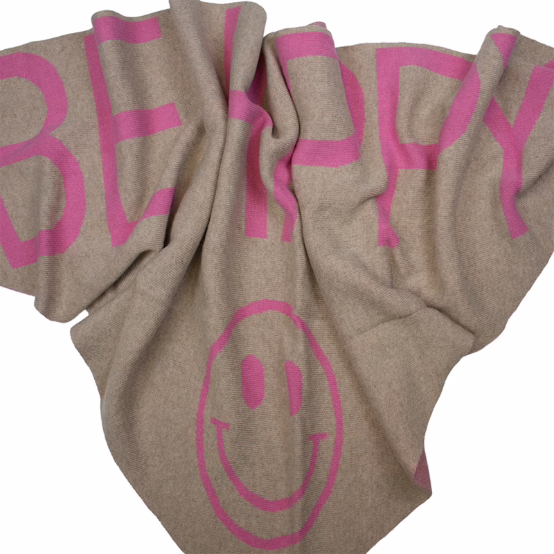 Dreiecksschal Sarah & Sally in Taupe mit pinkem Schriftzug BE Happy, weicher Wollmix mit Kaschmir.