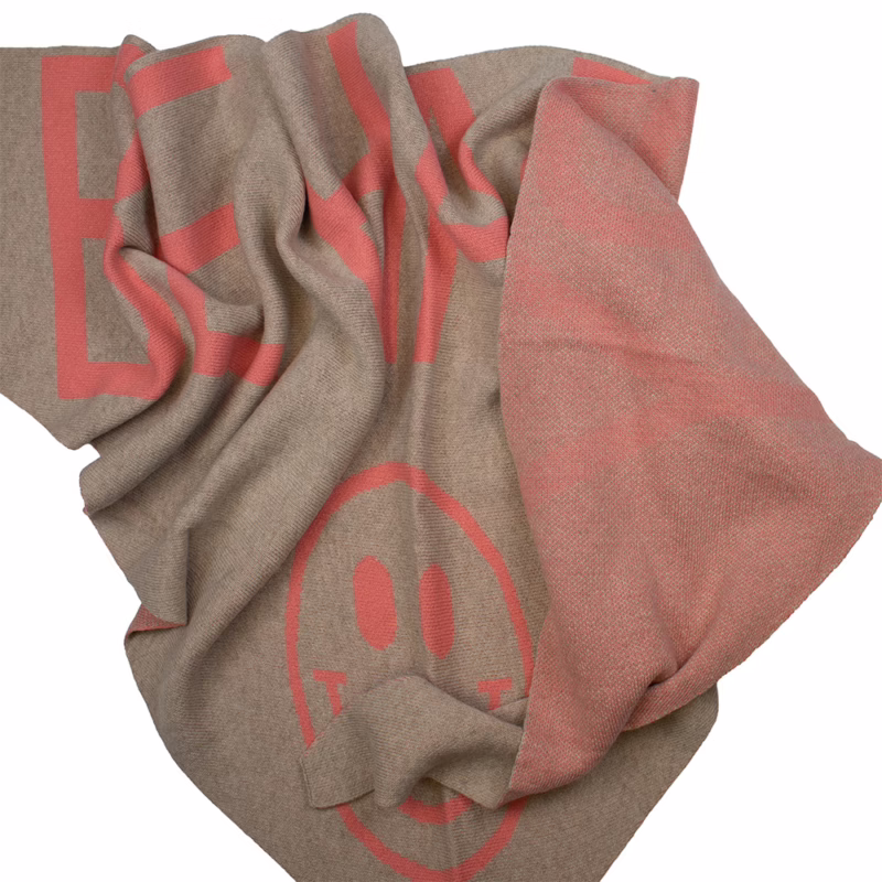 Dreiecksschal Sarah & Sally in Taupe mit Apricot Schriftzug BE Happy, weicher Wollmix mit Kaschmir.
