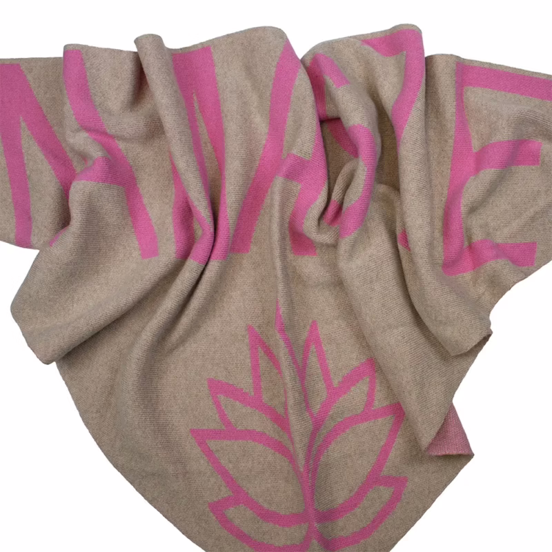 Dreiecksschal Sarah & Sally in Beige mit pinkem Schriftzug Namaste, weicher Wollmix mit Kaschmir.