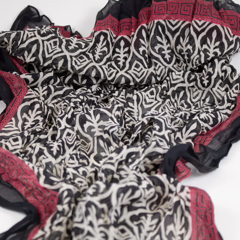 Detailaufnahme des Musters – Sarah & Sally Baumwollschal Schwarz, Weiß, Rot