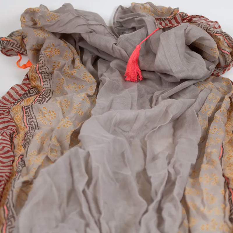 Detailaufnahme des Musters – Sarah & Sally Baumwollschal Taube