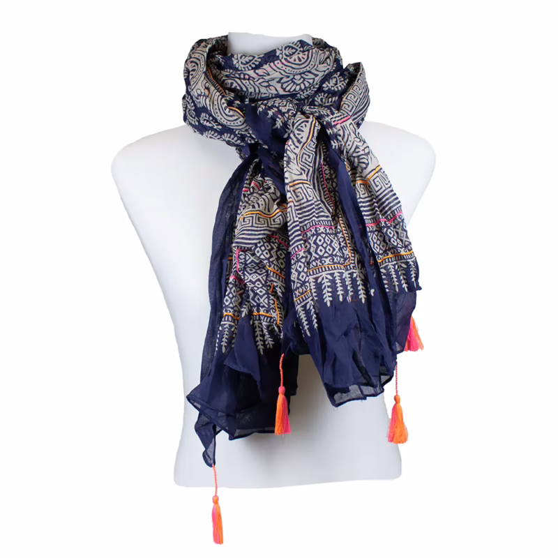 Langer Schal in Dunkelblau mit weißen grafischen Mustern, breiten Bordüren, feinen Stickereien und kurzen Quasten in Kontrastfarben.