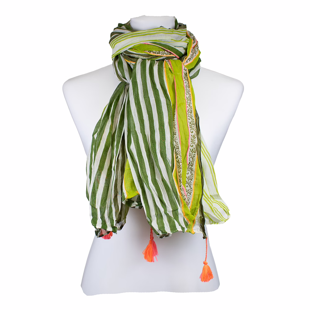Langer Schal mit vertikalem Streifenmuster, unregelmäßige Linien in Grün, Hellgrün und Weiß, unterschiedliche Streifenbreiten, helle Grundfläche.