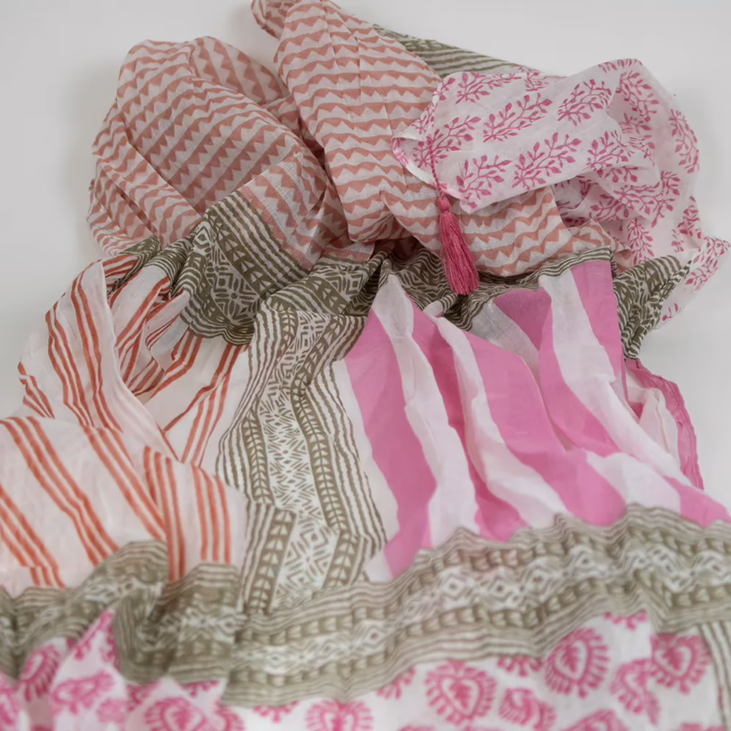 Detailaufnahme des Musters – Sarah & Sally Baumwollschal Rosa Grün