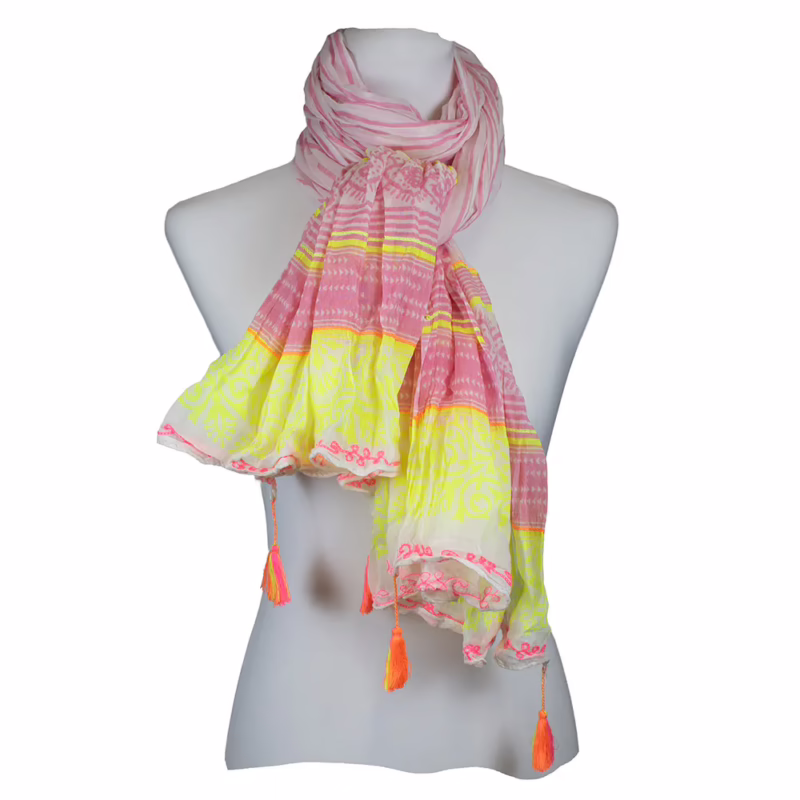 Langer Schal in Rosa und Creme mit eingewebten ornamentalen Mustern, schmalen grünen Akzenten, dekorativer Bordüre und feinen Fransen an einem Ende.