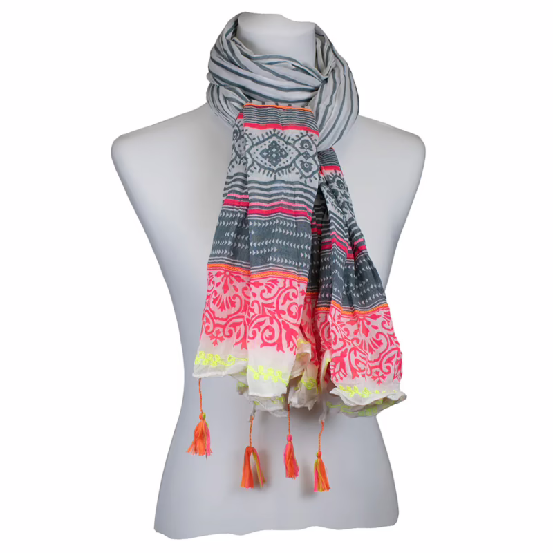 Langer Schal in Grau, Pink und Creme mit eingewebten ornamentalen Mustern, schmalen neongelben Akzenten, dekorativer Bordüre und feinen Fransen an einem Ende.