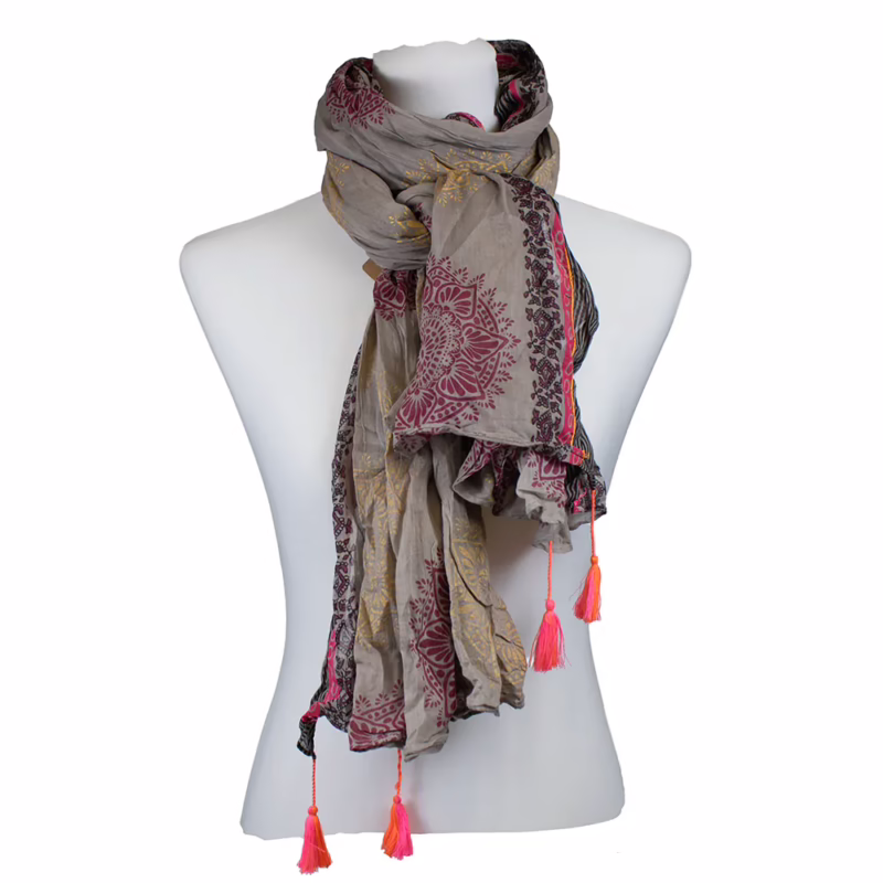 Schal in taupefarbenem Grundton mit großflächigen Mandala-Ornamenten in Rosé- und Graunuancen. Gleichmäßig verteilte Rundmotive über die Fläche. Schmale, seitliche Randstreifen mit feinen Linien und rosafarbenen Akzenten. Abschlüsse mit sichtbaren Quasten in Neongelb und Neonorange.