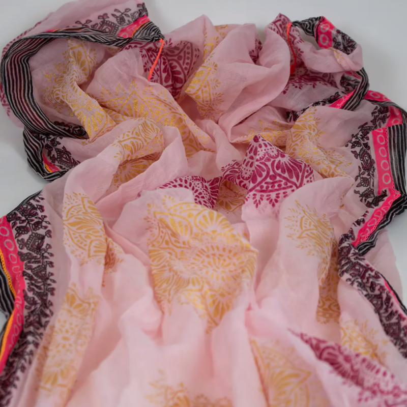 Detailaufnahme des Musters – Sarah & Sally Baumwollschal Rosa Gold