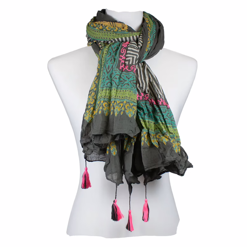 Langer Schal mit Streifen- und Bordürenmuster, vertikale Linien, grafische Elemente, Grüntöne kombiniert mit Grau, Schwarz, Rosa und Gelb, helle Grundfläche.