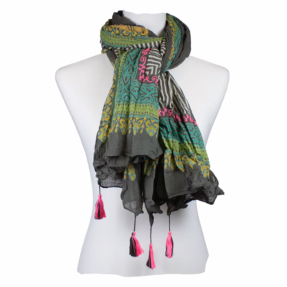 Langer Schal mit Streifen- und Bordürenmuster, vertikale Linien, grafische Elemente, Grüntöne kombiniert mit Grau, Schwarz, Rosa und Gelb, helle Grundfläche.