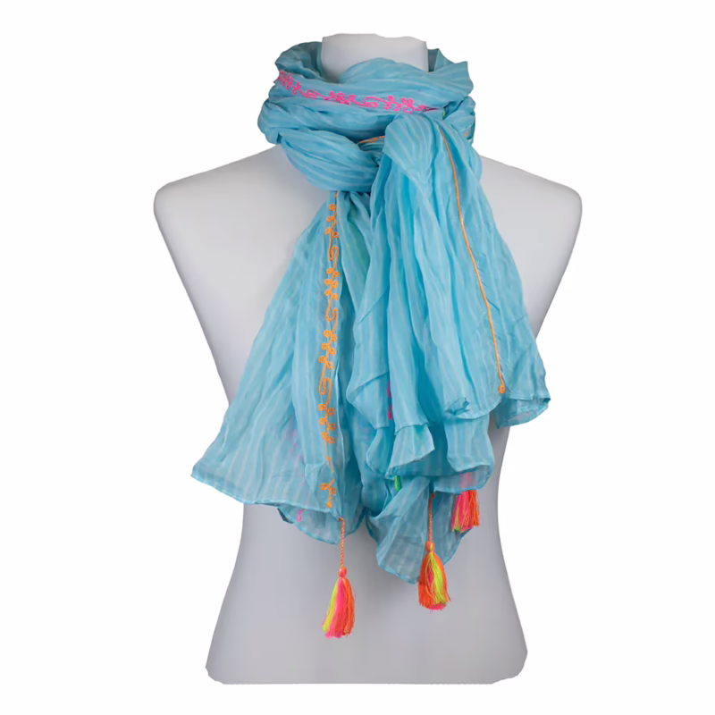 Schal in hellem Blauton mit feinen, längs verlaufenden Streifen. Dezente Linien in Weiß und schmale pinkfarbene Akzente entlang einzelner Streifen. Gleichmäßiger Streifenverlauf über die gesamte Länge. Abschlüsse mit sichtbaren Quasten in Gelb.