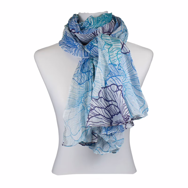 Schal in hellem Blau und Weiß mit großflächigem Blumenmuster aus feinen Linien. Konturierte Blütenformen gleichmäßig über die gesamte Fläche verteilt. Farbverläufe von sehr hellem Blau zu mittlerem Blauton sichtbar. Keine Fransen erkennbar.