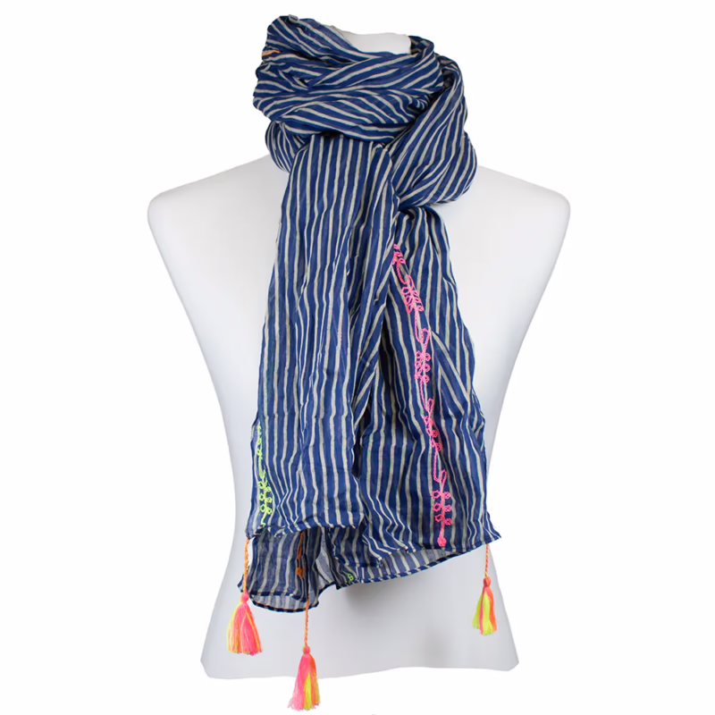 Blau gestreifter Schal aus leichter Baumwolle mit neonfarbener Stickerei und bunten Quasten in Pink, Gelb und Grün.