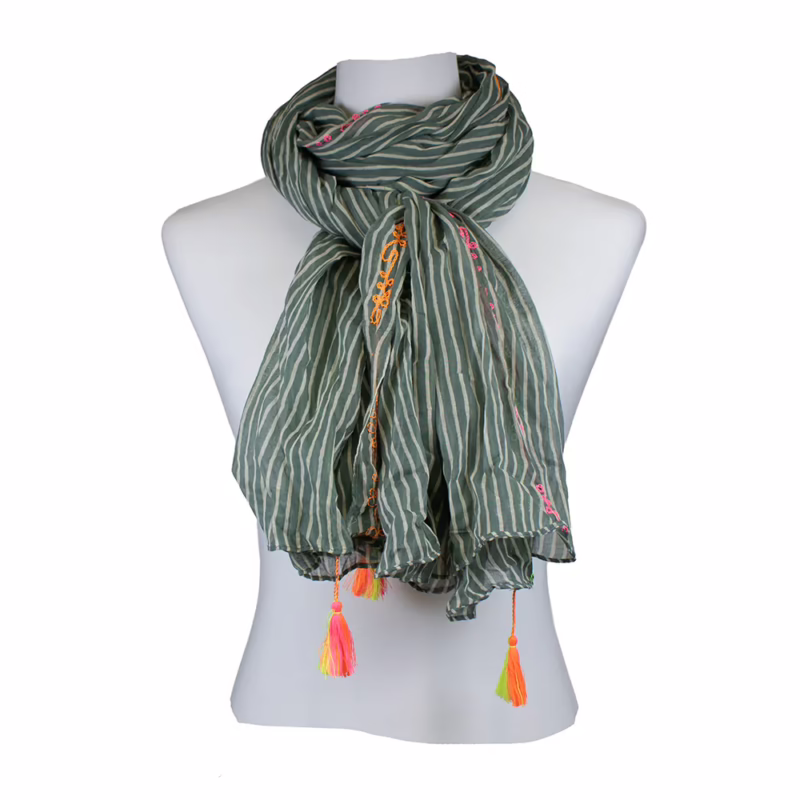 Schal mit feinen, dicht gesetzten Längsstreifen in Olive- und Cremetönen. Gleichmäßiger Linienverlauf über die gesamte Fläche. Einzelne schmale pinkfarbene Akzentlinien zwischen den Streifen sichtbar. Abschlüsse mit sichtbaren Quasten in Gelb und Orange.