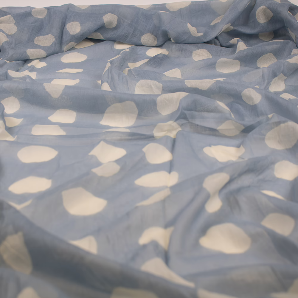 The Moshi | Schal 100 % Baumwolle Freya Tupfendesign Creme auf Hellblau – Bild 2