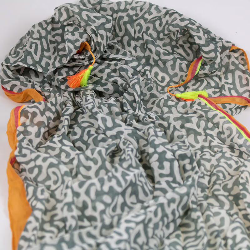 Detailaufnahme des Musters – Sarah & Sally Baumwollschal Grün