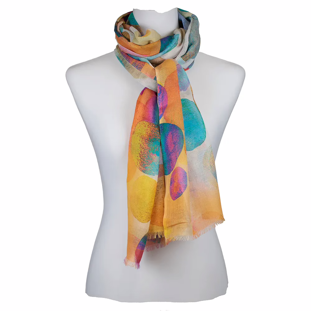 Leichter Schal mit farbenfrohem Muster in Aquarelloptik mit großen Kreisen in Blau, Grün, Rot und Gelb, weich fallend.