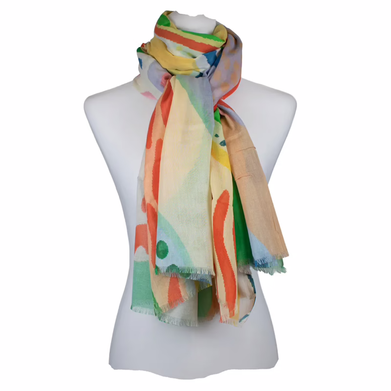 Biobaumwollschal mit farbenfrohem, abstraktem Muster in Grün, Gelb, Rot und Blau, weich fallend und vielseitig tragbar.
