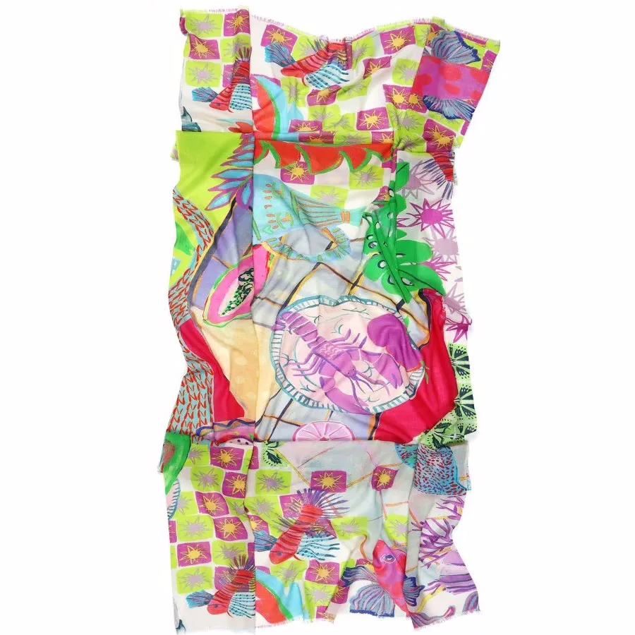 Detailaufnahme. Leichter Baumwollschal mit farbenfrohem Muster aus Fischen, Muscheln und abstrakten Formen in Pink, Grün, Gelb und Blau, weich fallend.