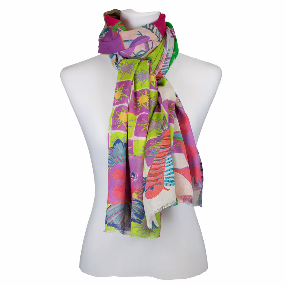 Leichter Baumwollschal mit farbenfrohem Muster aus Fischen, Muscheln und abstrakten Formen in Pink, Grün, Gelb und Blau, weich fallend.