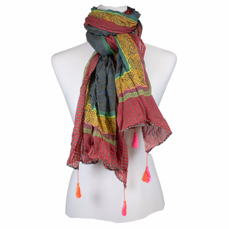 Langer Schal mit Streublumen- und Bordürenmuster, v Grüntöne kombiniert mit Grau, blau, Rot und Gelb.