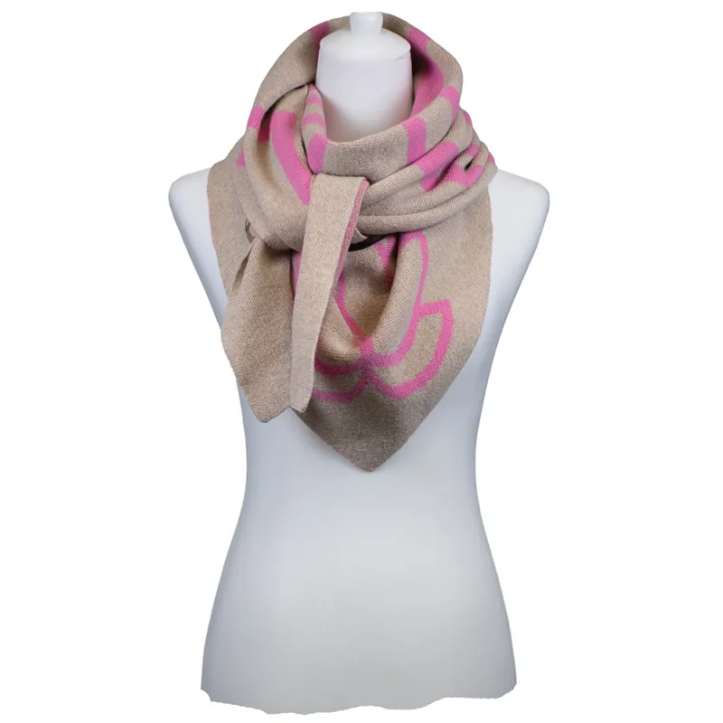 Dreiecksschal Sarah & Sally in Beige mit pinkem Schriftzug Namaste, weicher Wollmix mit Kaschmir.