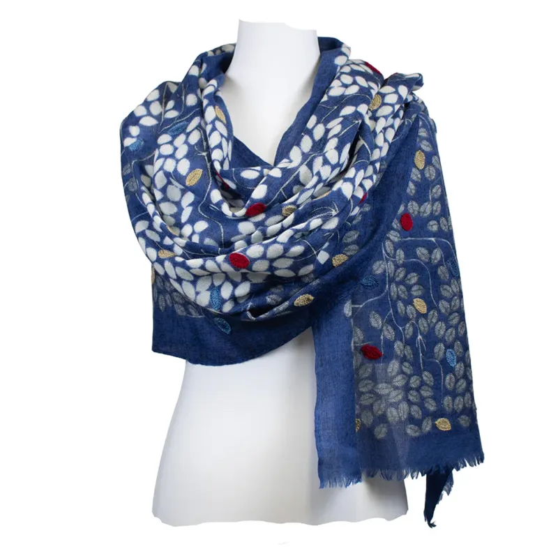 Schal aus Wolle von Kashmir Arts in Blau mit eingestickten Blättern in Weiß, Rot und Gold, teils handgestickt