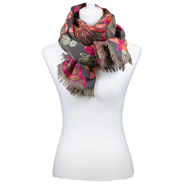 Schal aus Wolle von Kashmir Arts in Schokobraun mit üppiger, farbenfroher Blumen-Stickerei in Pink, Orange und Grün