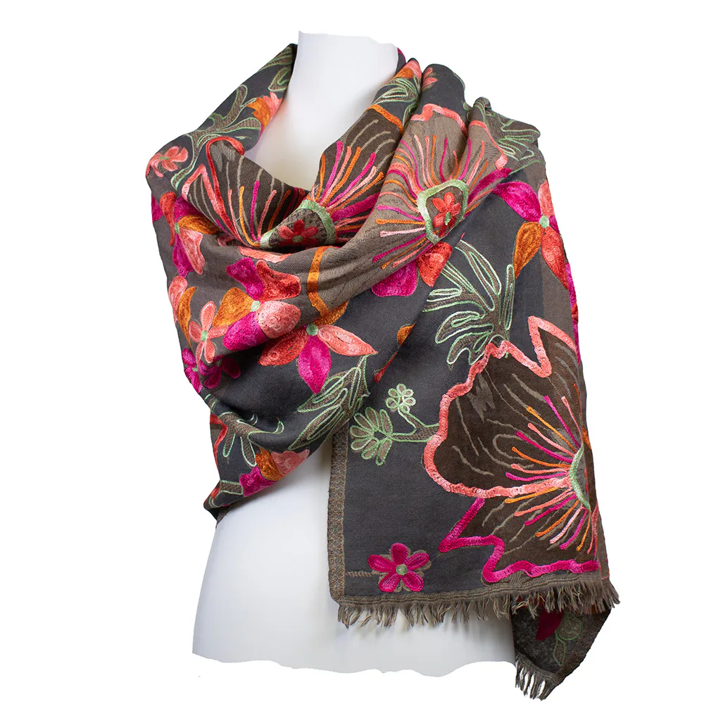 Schal aus Wolle von Kashmir Arts in Schokobraun mit üppiger, farbenfroher Blumen-Stickerei in Pink, Orange und Grün