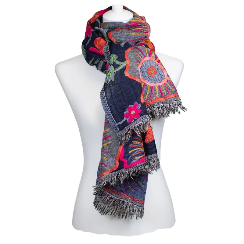 Schal aus Wolle von Kashmir Arts in Dunkelblau mit üppiger, farbenfroher Blumen-Stickerei in Pink, Orange und Grün