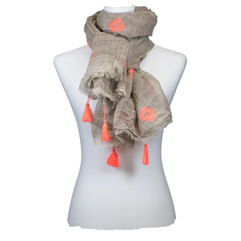 arah und Sally | Wollschal Beige mit Stickerei und Quasten
