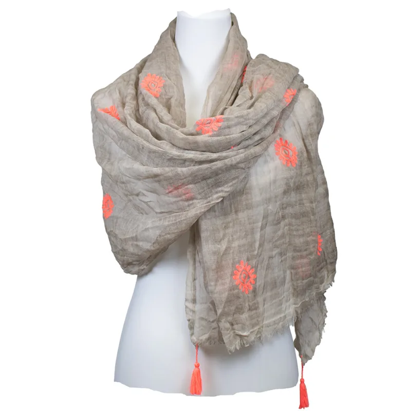 arah und Sally | Wollschal Beige mit Stickerei und Quasten