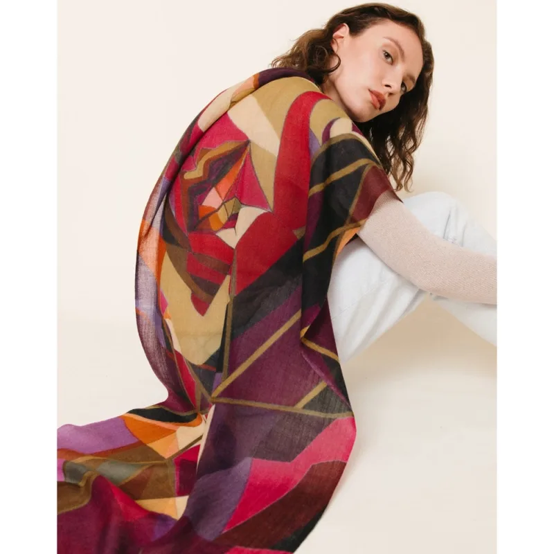 Salto Schal Raven in Berry mit farbenfrohem abstraktem Muster