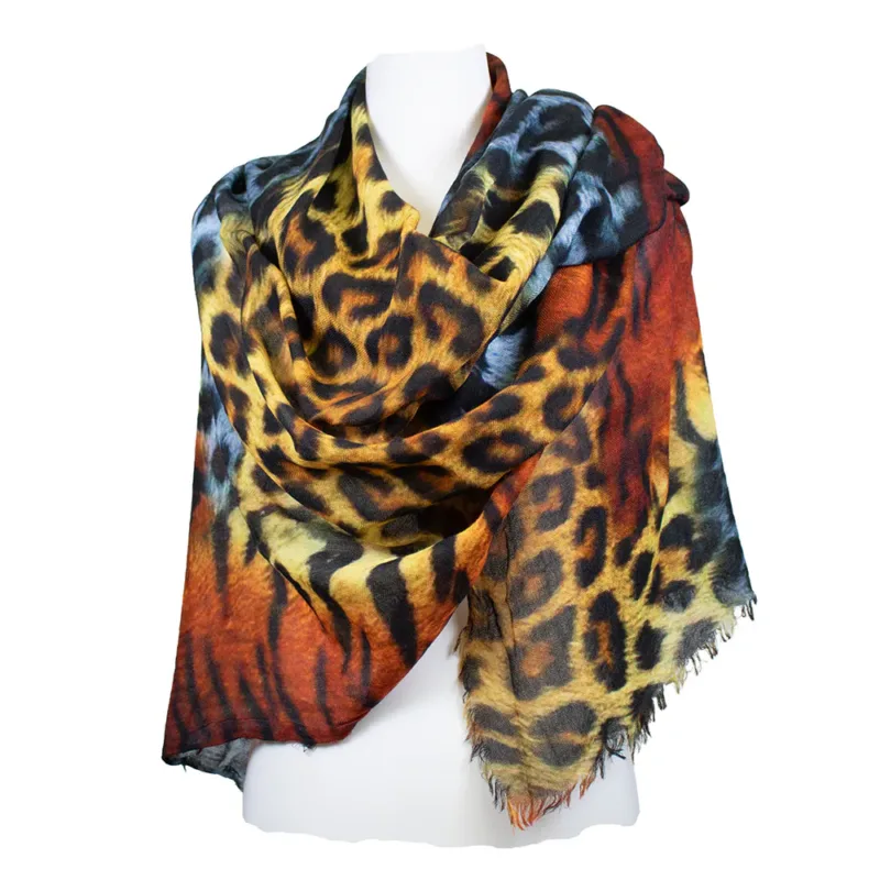 Schal aus 100 % Merinowolle von Salto mit Animalprint in warmen Rot-, Gelb- und Schwarztönen